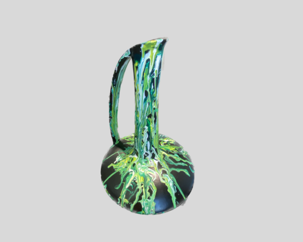 Vase en ceramique noir peint avec la technique du “pourring” Créé à Genève, automne 2022